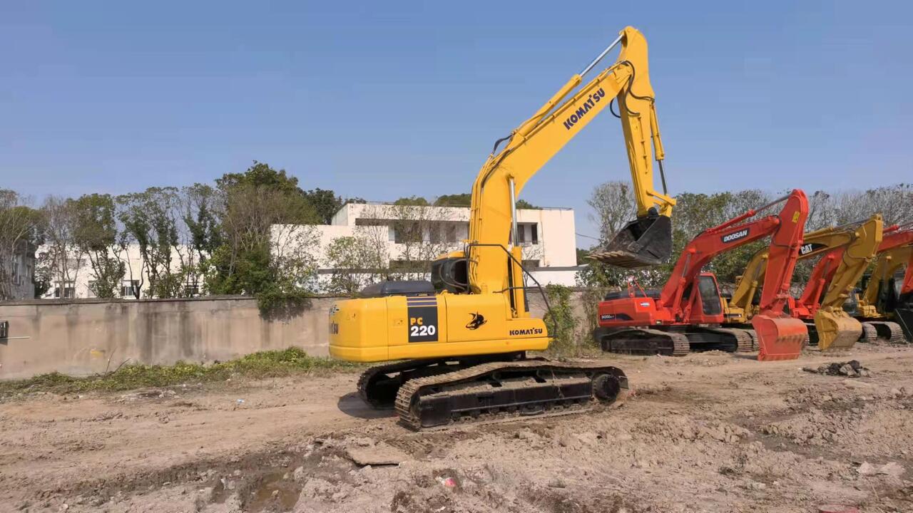 KOMATSU PC220-7 - Pelle sur chenille: photos 4 KOMATSU PC220-7 - Pelle sur chenille: photos 4