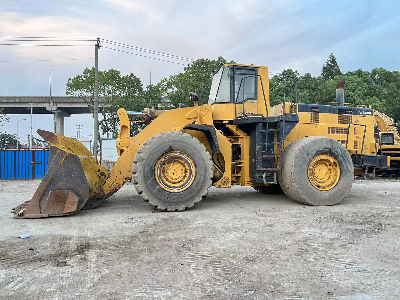 KOMATSU WA600-3 - Chargeuse sur pneus: photos 1 KOMATSU WA600-3 - Chargeuse sur pneus: photos 1