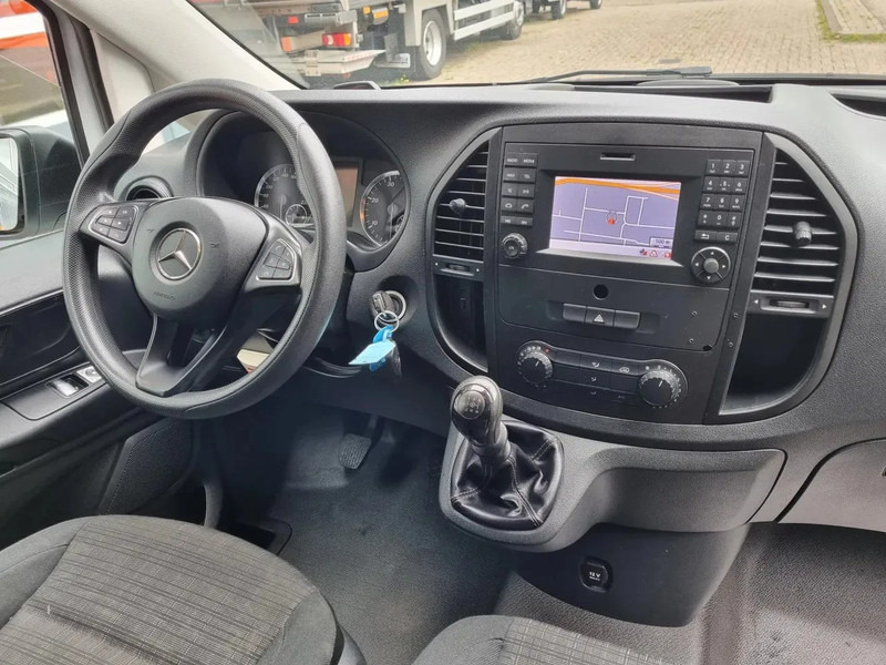 Photo d'intérieur 1: Fourgonnette Mercedes-Benz Vito 111 CDI EURO 6 Bestel Airco/ PDC/ Navi Photo d'intérieur 1: Fourgonnette Mercedes-Benz Vito 111 CDI EURO 6 Bestel Airco/ PDC/ Navi