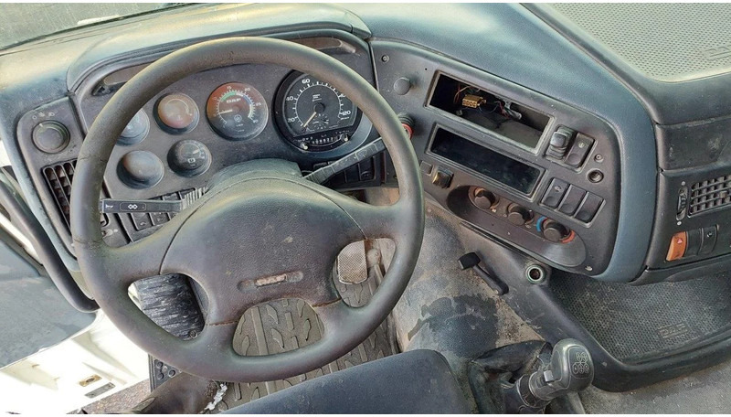 Photo d'intérieur 1: Tracteur routier DAF XF 95.430 EURO 2 MANUAL GEARBOX