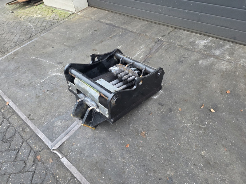 Oilquick kopplaat oq70/55 adaptor plate oilquick 70 55 steelwrist - Attache rapide pour Engins de chantier: photos 2 Oilquick kopplaat oq70/55 adaptor plate oilquick 70 55 steelwrist - Attache rapide pour Engins de chantier: photos 2