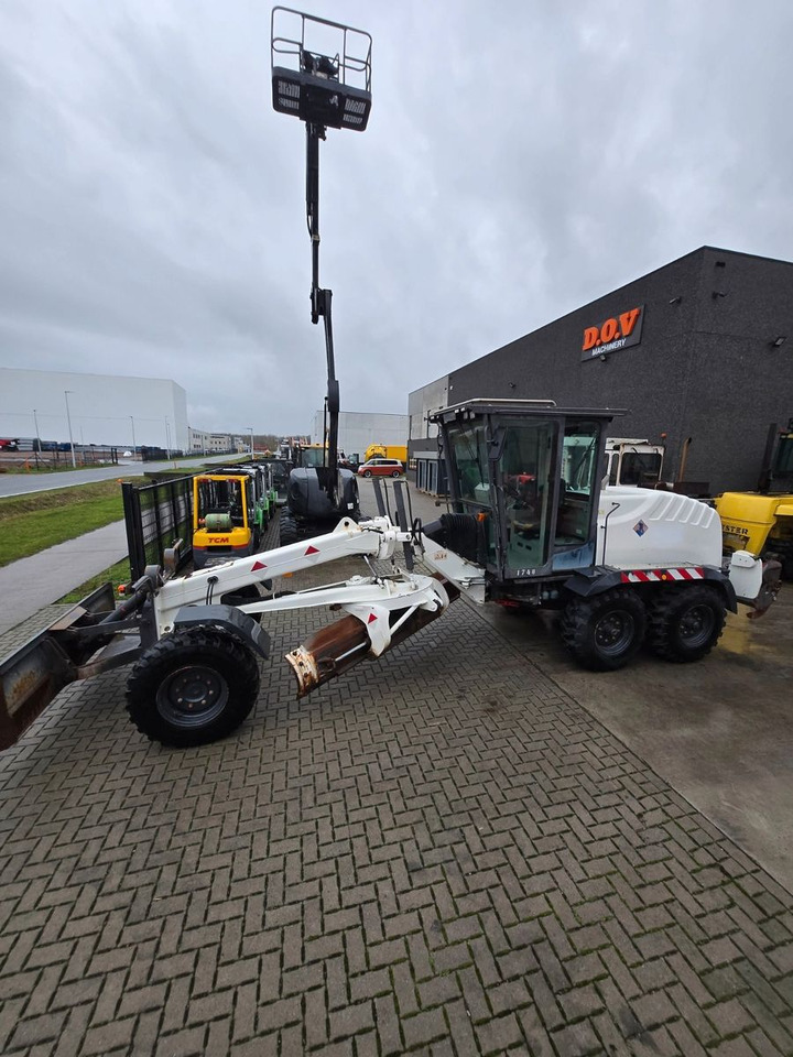 New Holland F106.6 - Niveleuse: photos 3 New Holland F106.6 - Niveleuse: photos 3