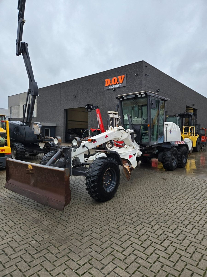 New Holland F106.6 - Niveleuse: photos 1 New Holland F106.6 - Niveleuse: photos 1