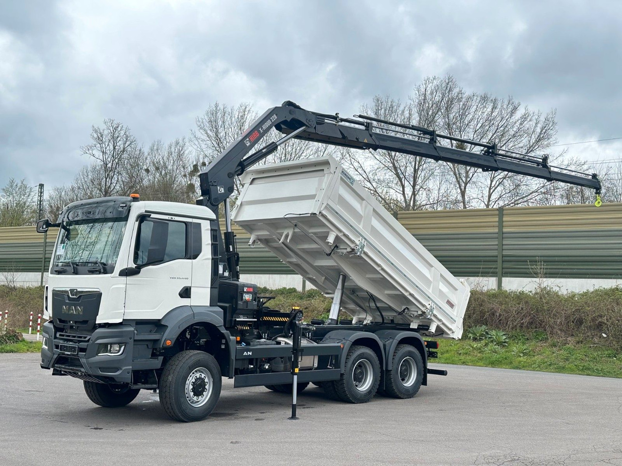 MAN TGS 33.440 6x6 /3-Seiten- Kipper / HIAB 228-4 - Camion benne, Camion grue: photos 1 MAN TGS 33.440 6x6 /3-Seiten- Kipper / HIAB 228-4 - Camion benne, Camion grue: photos 1