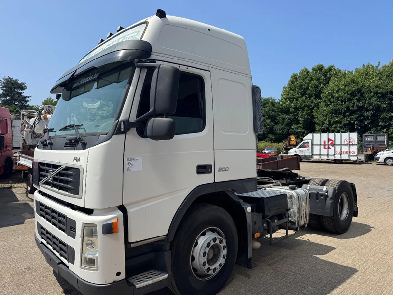 Volvo FM 300 **EURO 3-BELGIAN TRUCK-I SHIFT-PTO** - Tracteur routier: photos 1 Volvo FM 300 **EURO 3-BELGIAN TRUCK-I SHIFT-PTO** - Tracteur routier: photos 1