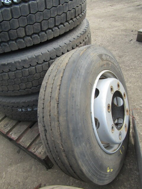 215/75/17.5 J RATED TRAILER WHEELS AND TYRE (2) 2018 HANKOOK 135/133J 8-10MM TREAD PAIR - Pneu pour Camion: photos 2 215/75/17.5 J RATED TRAILER WHEELS AND TYRE (2) 2018 HANKOOK 135/133J 8-10MM TREAD PAIR - Pneu pour Camion: photos 2