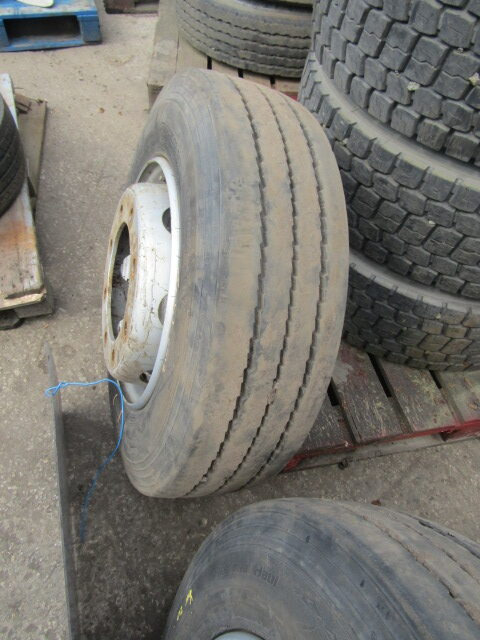 215/75/17.5 J RATED TRAILER WHEELS AND TYRE (2) 2018 HANKOOK 135/133J 8-10MM TREAD PAIR - Pneu pour Camion: photos 1 215/75/17.5 J RATED TRAILER WHEELS AND TYRE (2) 2018 HANKOOK 135/133J 8-10MM TREAD PAIR - Pneu pour Camion: photos 1