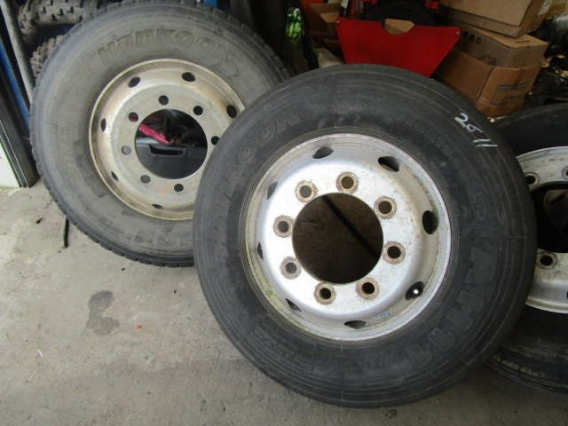 ALCOA ALLOYS (2) 19.5 8 STUD TYRES OUTDATED - Pneu pour Camion: photos 2 ALCOA ALLOYS (2) 19.5 8 STUD TYRES OUTDATED - Pneu pour Camion: photos 2