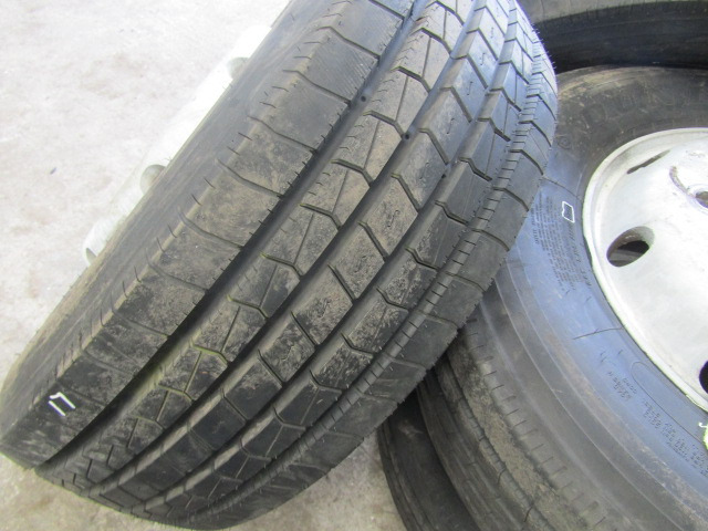 ALCOA ALLOYS (6) 19.5 8 STUD WITH 285/70/19.5 TYRES 4X REAR HANKOOK, 2X FRONT DUNLOP 2017 30mm HOLES ONLY COVERED 5000KM - Pneu pour Camion: photos 3 ALCOA ALLOYS (6) 19.5 8 STUD WITH 285/70/19.5 TYRES 4X REAR HANKOOK, 2X FRONT DUNLOP 2017 30mm HOLES ONLY COVERED 5000KM - Pneu pour Camion: photos 3
