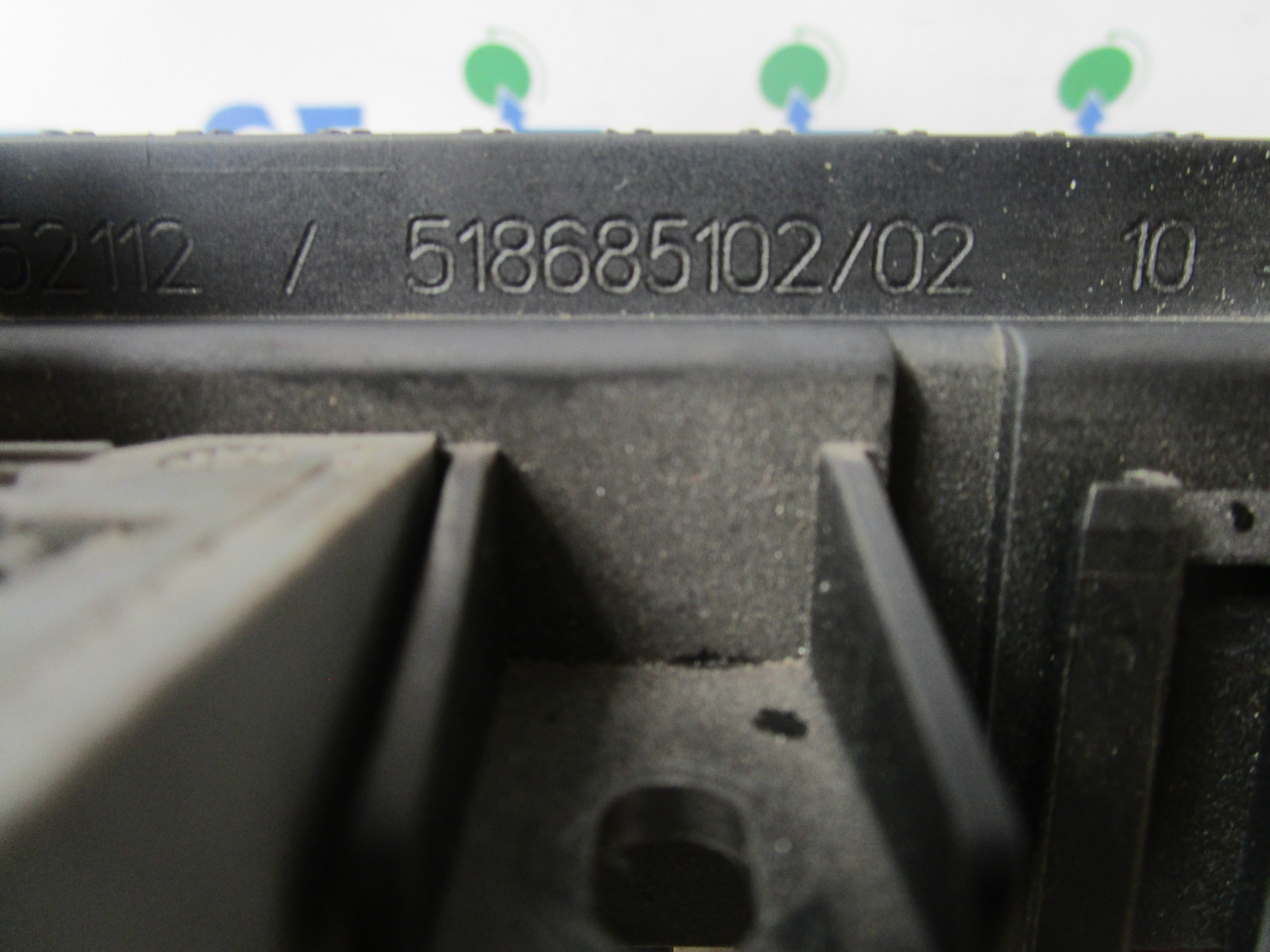 DAF CF 65 FUSEBOARD P/NO 518685102/02 - Système électrique pour Camion: photos 2 DAF CF 65 FUSEBOARD P/NO 518685102/02 - Système électrique pour Camion: photos 2