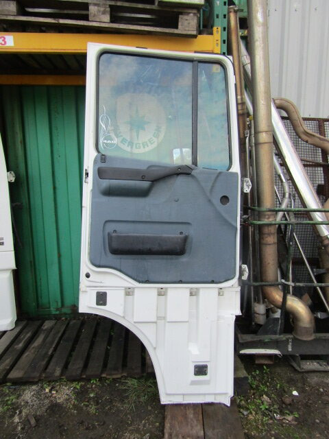 DAF XF 95 N/SIDE (PASSENGER) COMPLETE DOOR - Cabine et intérieur pour Camion: photos 2 DAF XF 95 N/SIDE (PASSENGER) COMPLETE DOOR - Cabine et intérieur pour Camion: photos 2