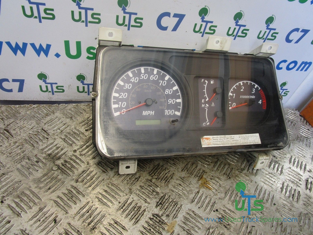 ISUZU NKR 3.5T CLOCK CLUSTER P/NO CN4049 - Système électrique pour Camion: photos 1 ISUZU NKR 3.5T CLOCK CLUSTER P/NO CN4049 - Système électrique pour Camion: photos 1