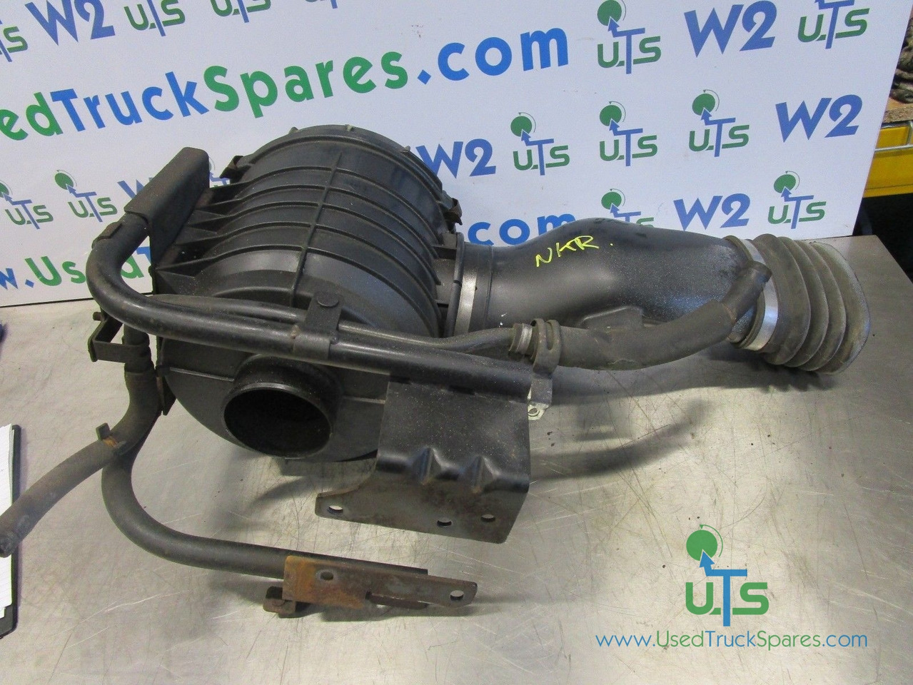 ISUZU NKR (4JJ1) AIR INTAKE / FILTER HOUSING COMPLETE - Moteur et pièces pour Camion: photos 1 ISUZU NKR (4JJ1) AIR INTAKE / FILTER HOUSING COMPLETE - Moteur et pièces pour Camion: photos 1