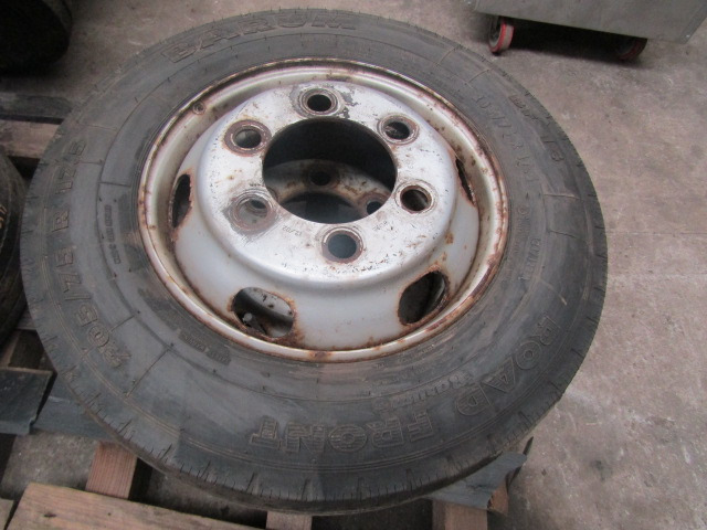 MITSUBISHI FUSO (6) WHEELS AND TYRES 205/75/17.5 8-10MM TREAD 32MM HOLES SET OF 6 - Pneu pour Camion: photos 3 MITSUBISHI FUSO (6) WHEELS AND TYRES 205/75/17.5 8-10MM TREAD 32MM HOLES SET OF 6 - Pneu pour Camion: photos 3