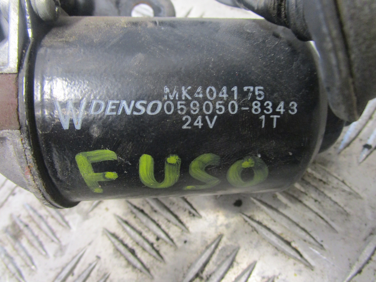 MITSUBISHI FUSO WIPER MOTOR P/NO MK404175 - Cabine et intérieur pour Camion: photos 2 MITSUBISHI FUSO WIPER MOTOR P/NO MK404175 - Cabine et intérieur pour Camion: photos 2