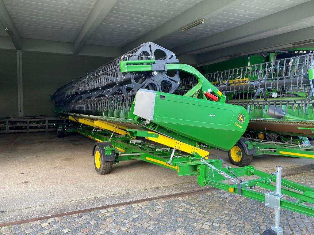 John Deere 740 PREMIUM FLOW - 12,20 M - Moissoneuse: photos 1 John Deere 740 PREMIUM FLOW - 12,20 M - Moissoneuse: photos 1