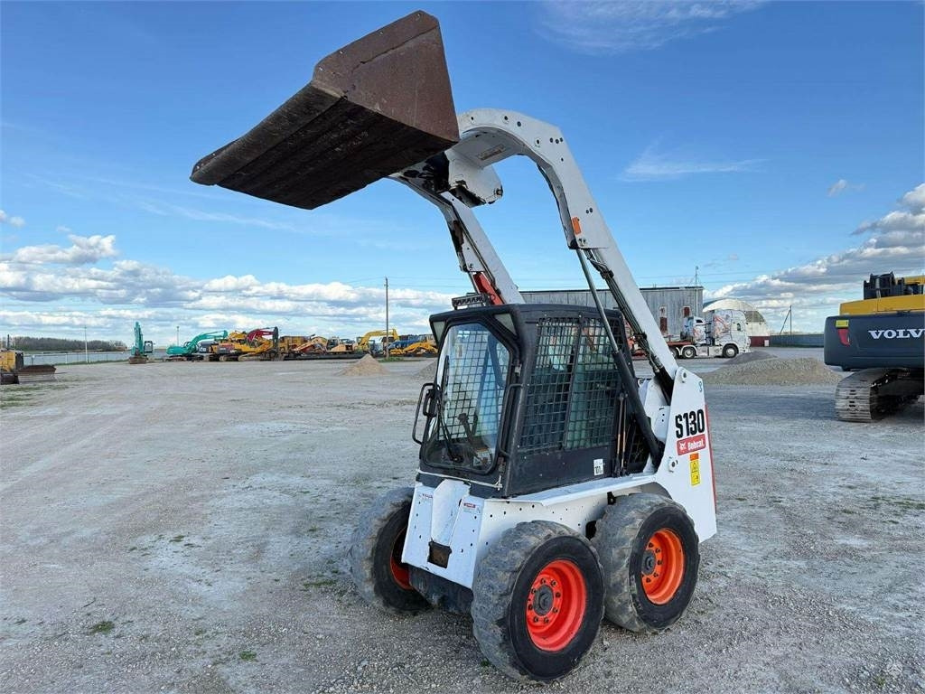 Bobcat S130 - Mini chargeuse: photos 1 Bobcat S130 - Mini chargeuse: photos 1