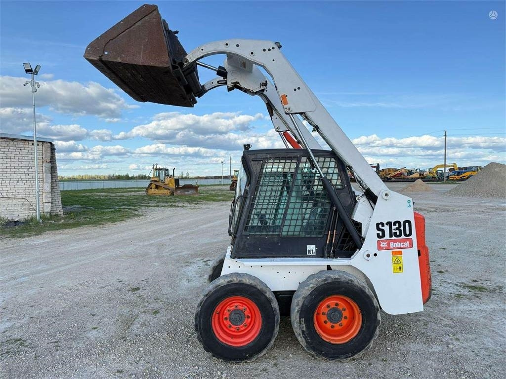 Bobcat S130 - Mini chargeuse: photos 4 Bobcat S130 - Mini chargeuse: photos 4