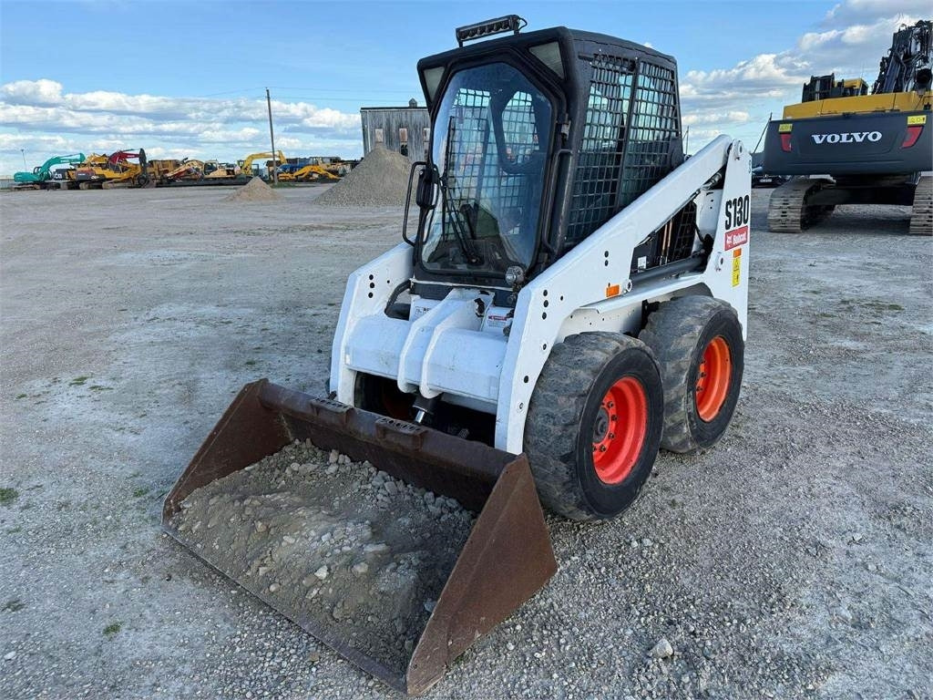 Bobcat S130 - Mini chargeuse: photos 2 Bobcat S130 - Mini chargeuse: photos 2