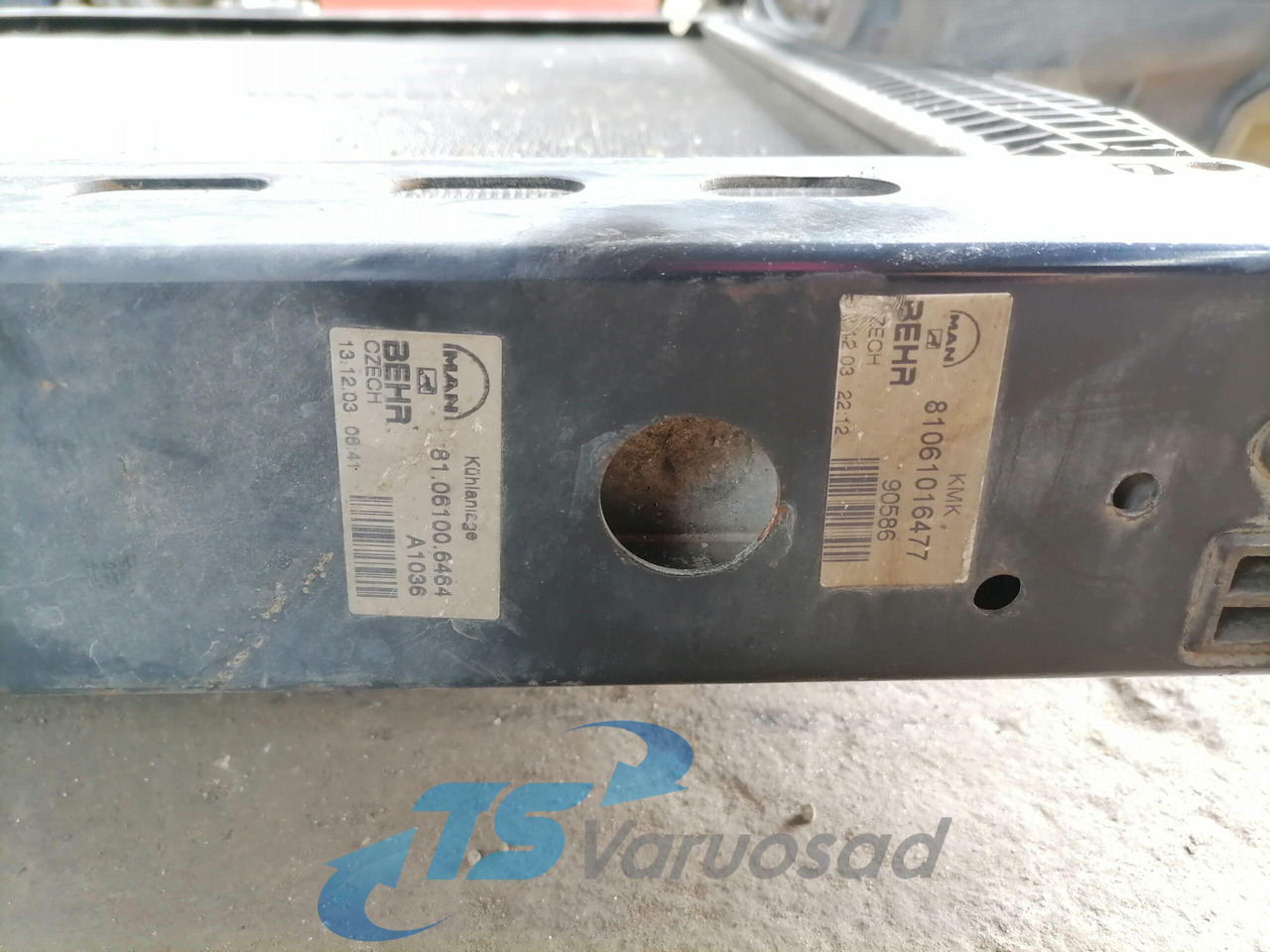 MAN Cooling radiator 81061016512 - Radiateur pour Camion: photos 3 MAN Cooling radiator 81061016512 - Radiateur pour Camion: photos 3