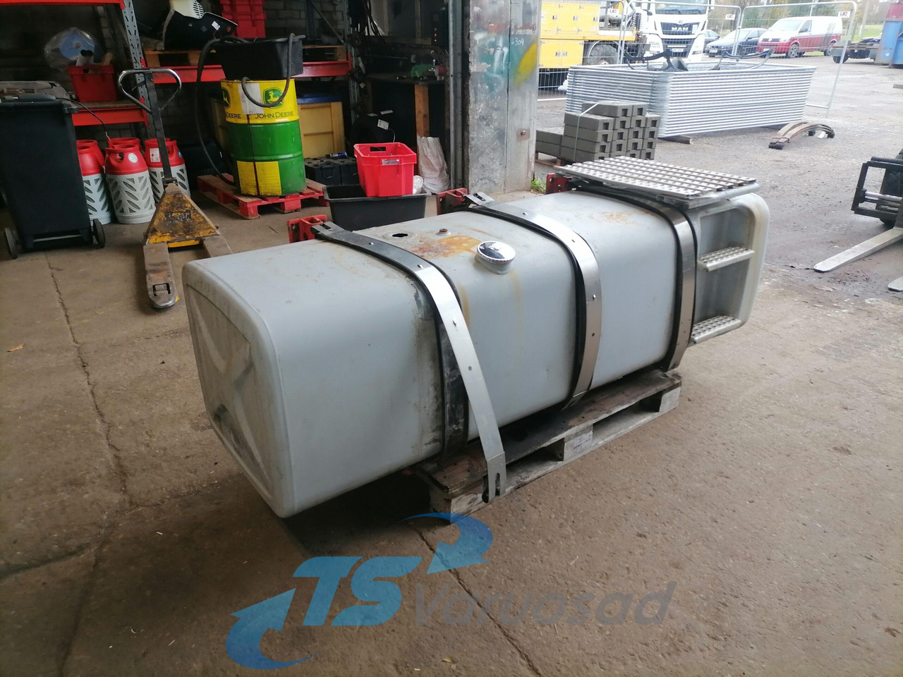 MAN Kütusepaak 780L 81122015608 - Réservoir de carburant pour Camion: photos 1 MAN Kütusepaak 780L 81122015608 - Réservoir de carburant pour Camion: photos 1