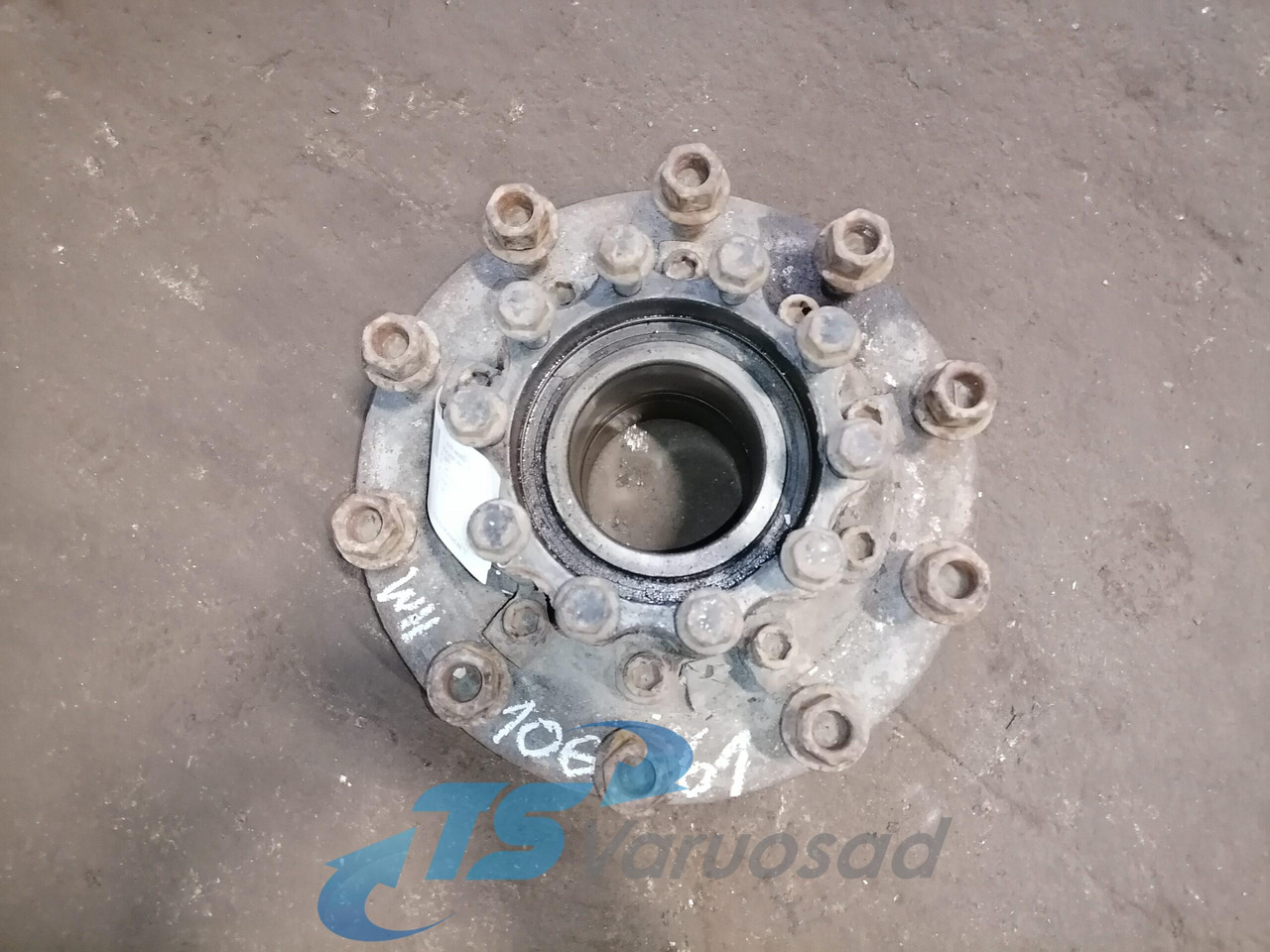 MAN Rear axel hub 81357010155 - Moyeu pour Camion: photos 3 MAN Rear axel hub 81357010155 - Moyeu pour Camion: photos 3