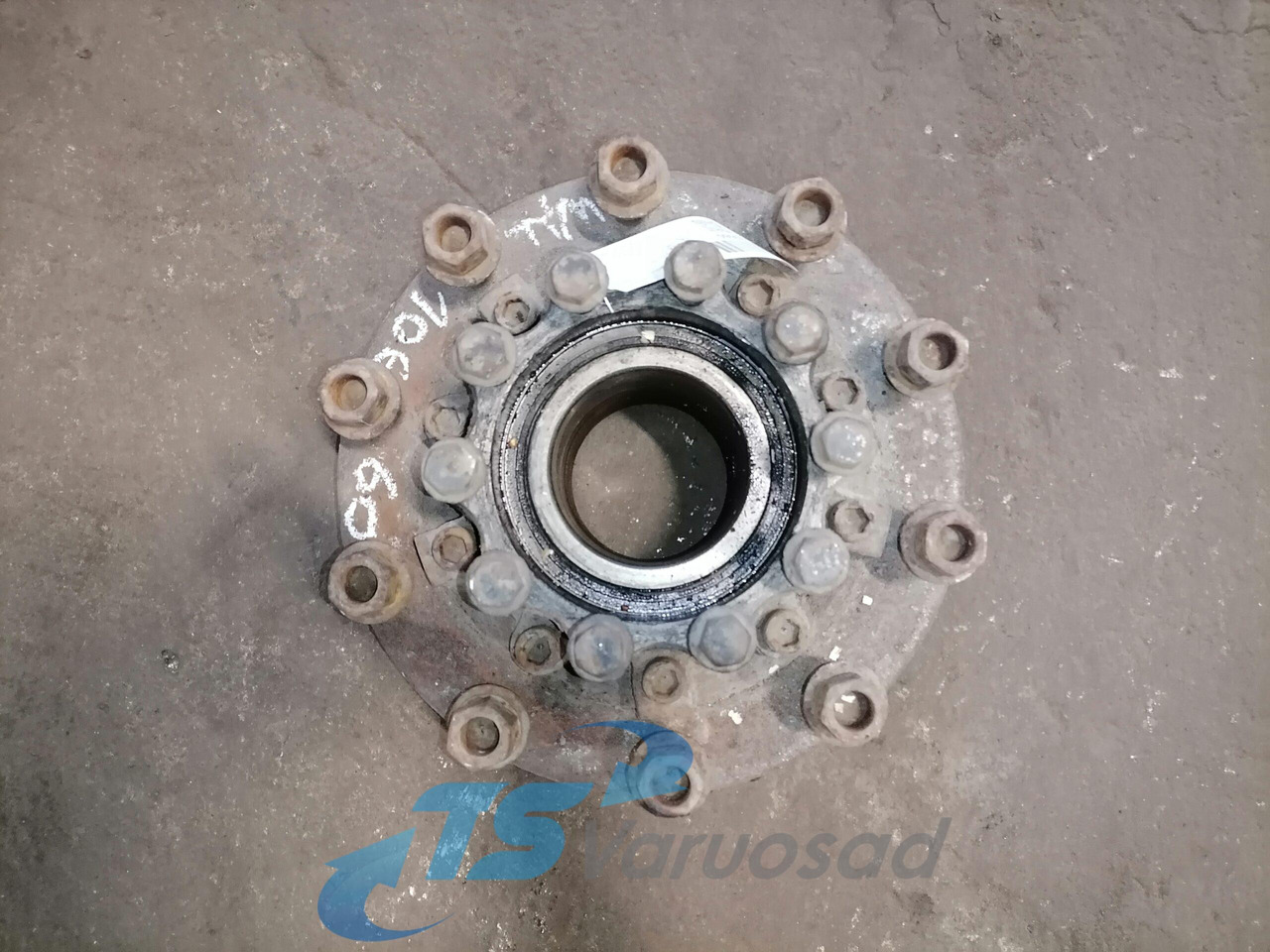 MAN Rear axel hub 81357010155 - Moyeu pour Camion: photos 3 MAN Rear axel hub 81357010155 - Moyeu pour Camion: photos 3
