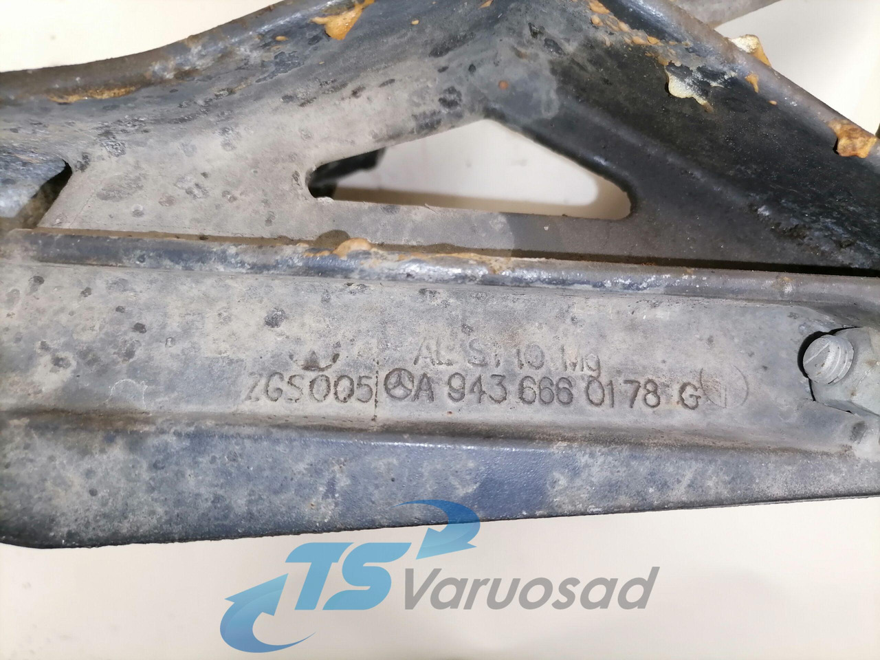 Mercedes-Benz Bummmmper bracket A9436660178 - Pare-chocs pour Camion: photos 3 Mercedes-Benz Bummmmper bracket A9436660178 - Pare-chocs pour Camion: photos 3