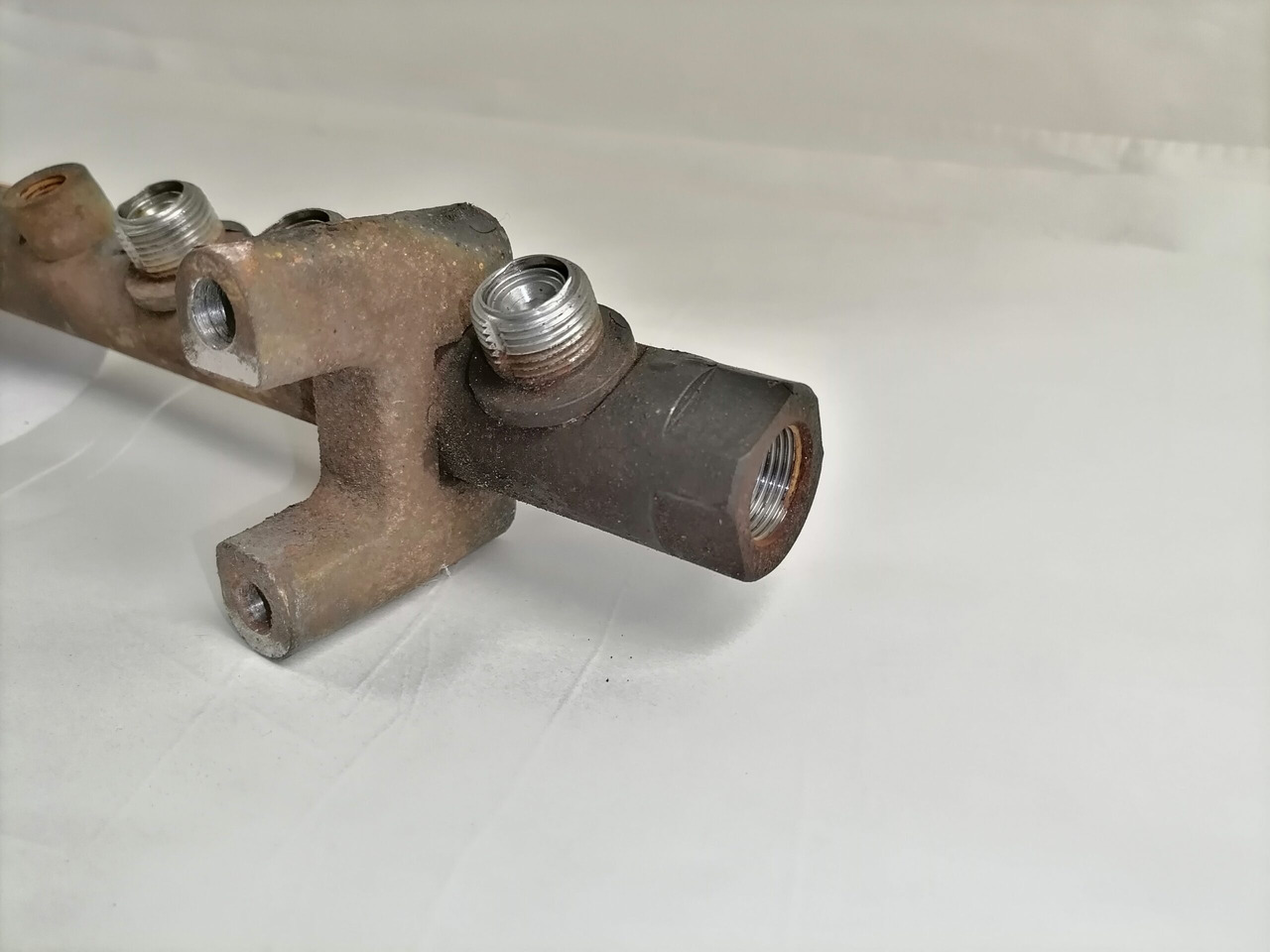 Scania Fuel mainfold 2130085 - Préparation du carburant pour Camion: photos 2 Scania Fuel mainfold 2130085 - Préparation du carburant pour Camion: photos 2