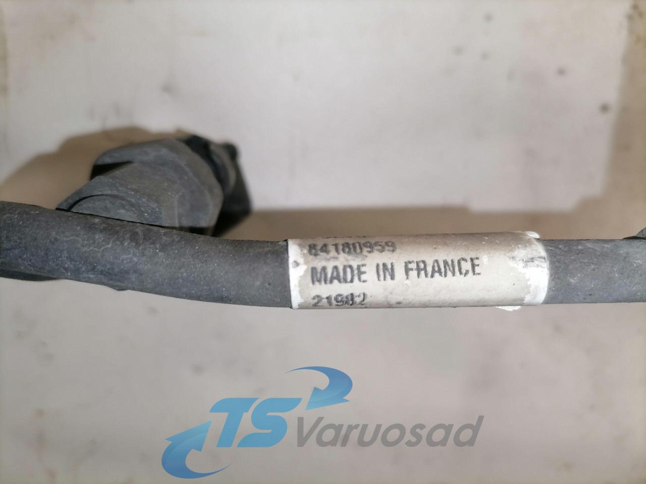 Volvo A/C pipe 84180959 - Chauffage/ Ventilation pour Camion: photos 2 Volvo A/C pipe 84180959 - Chauffage/ Ventilation pour Camion: photos 2