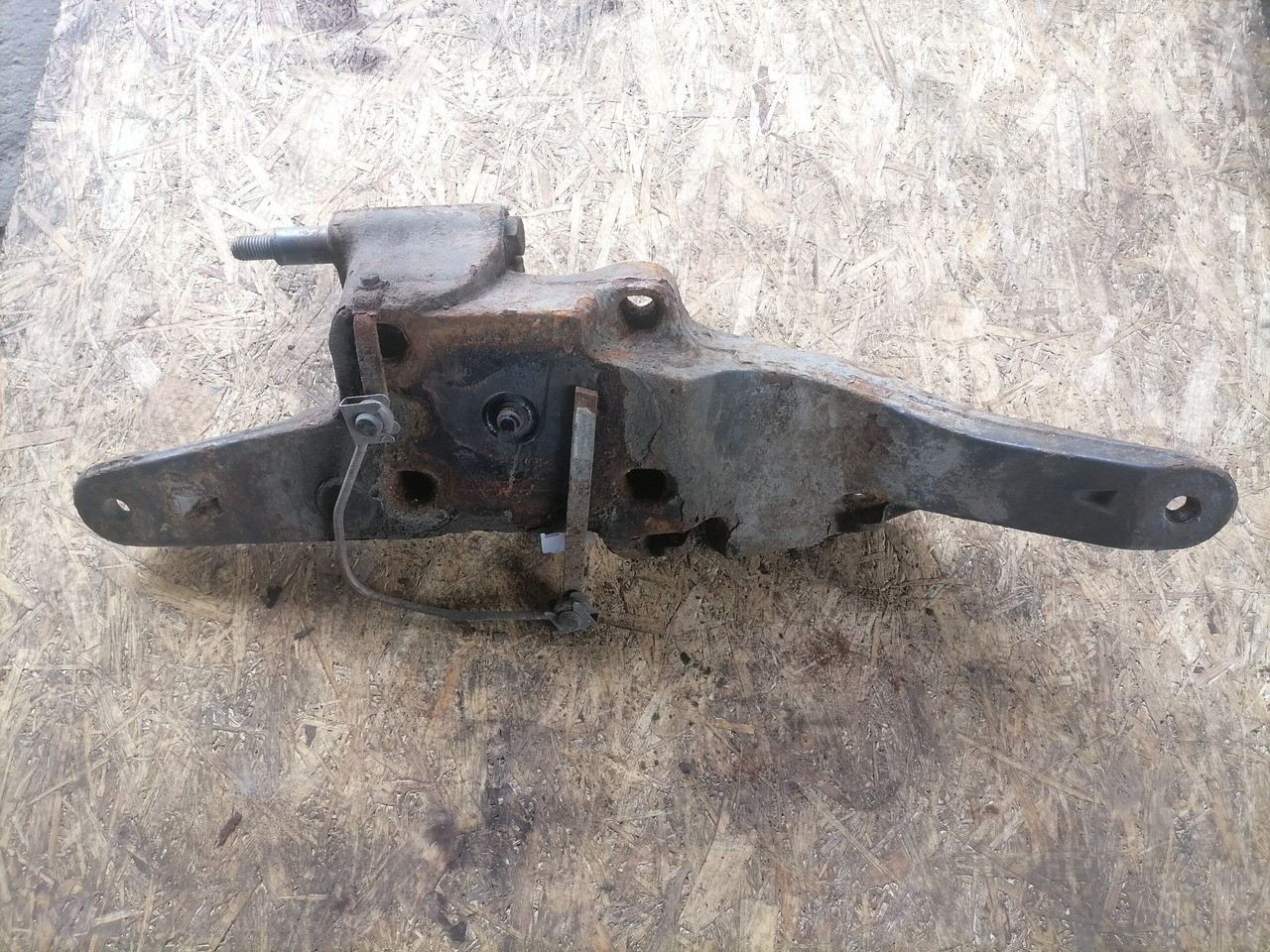Volvo Bracket 20704073 - Essieu et pièces pour Camion: photos 4 Volvo Bracket 20704073 - Essieu et pièces pour Camion: photos 4