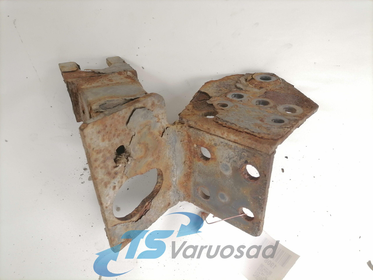 Volvo Bumper bracket 20499243 - Pare-chocs pour Camion: photos 2 Volvo Bumper bracket 20499243 - Pare-chocs pour Camion: photos 2