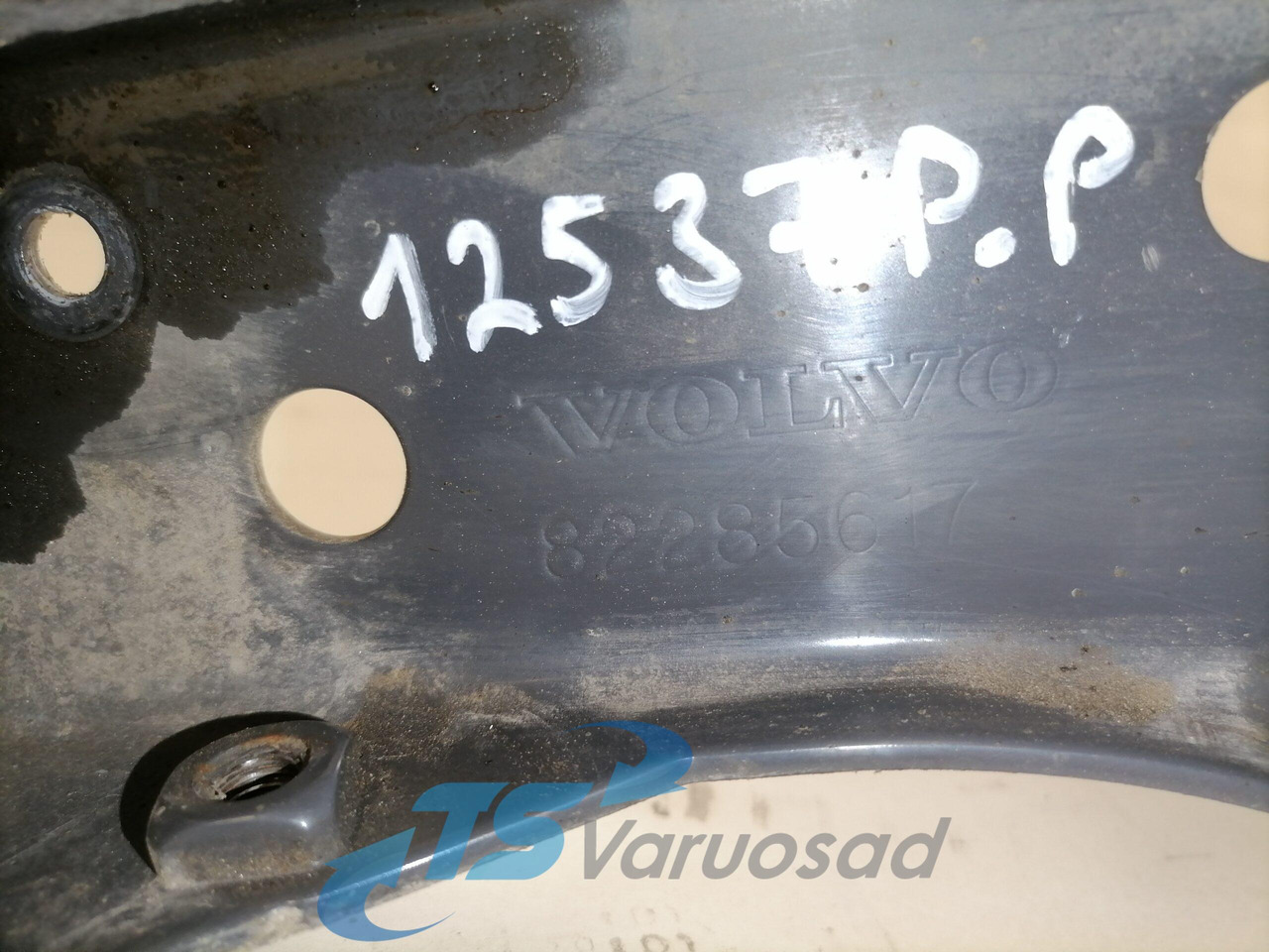 Volvo Light bracket 82285617 - Lumière/ Éclairage pour Camion: photos 2 Volvo Light bracket 82285617 - Lumière/ Éclairage pour Camion: photos 2