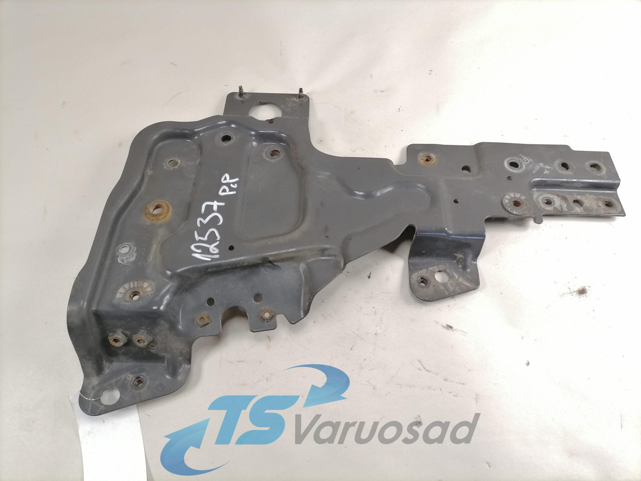 Volvo Light bracket 84146830 - Lumière/ Éclairage pour Camion: photos 2 Volvo Light bracket 84146830 - Lumière/ Éclairage pour Camion: photos 2