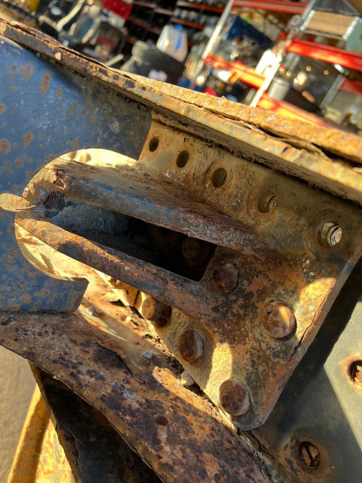 Volvo V-rod bracket 20393738 - Essieu et pièces pour Camion: photos 2 Volvo V-rod bracket 20393738 - Essieu et pièces pour Camion: photos 2