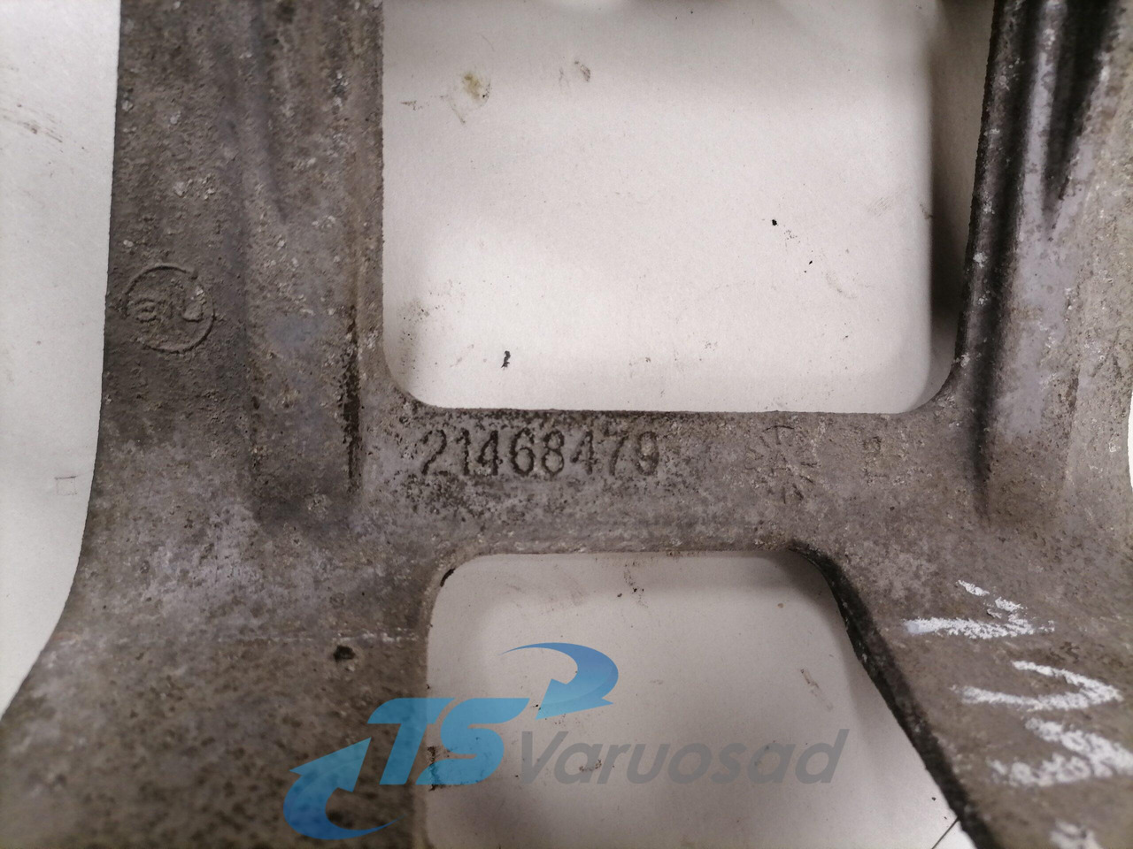 Volvo Volvo roolisüsteemi õlimahuti kandur 21468479 - Tuyau de direction pour Camion: photos 3 Volvo Volvo roolisüsteemi õlimahuti kandur 21468479 - Tuyau de direction pour Camion: photos 3