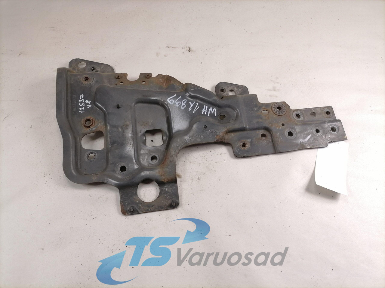 Volvo light bracket 84146828 - Lumière/ Éclairage pour Camion: photos 2 Volvo light bracket 84146828 - Lumière/ Éclairage pour Camion: photos 2