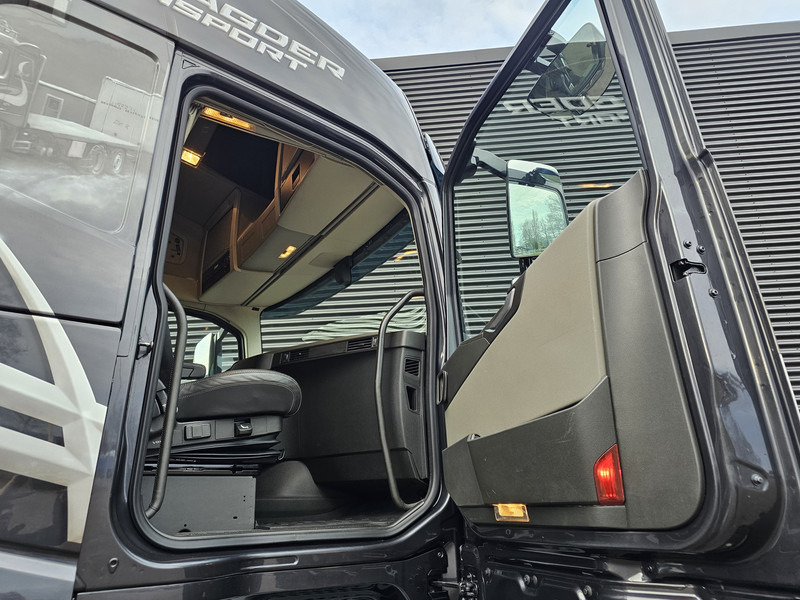 Camion plateau, Camion grue Volvo FH 540 8x4*4 / HIAB 548E-9 CRANE + WINCH / KRAN: photos 15