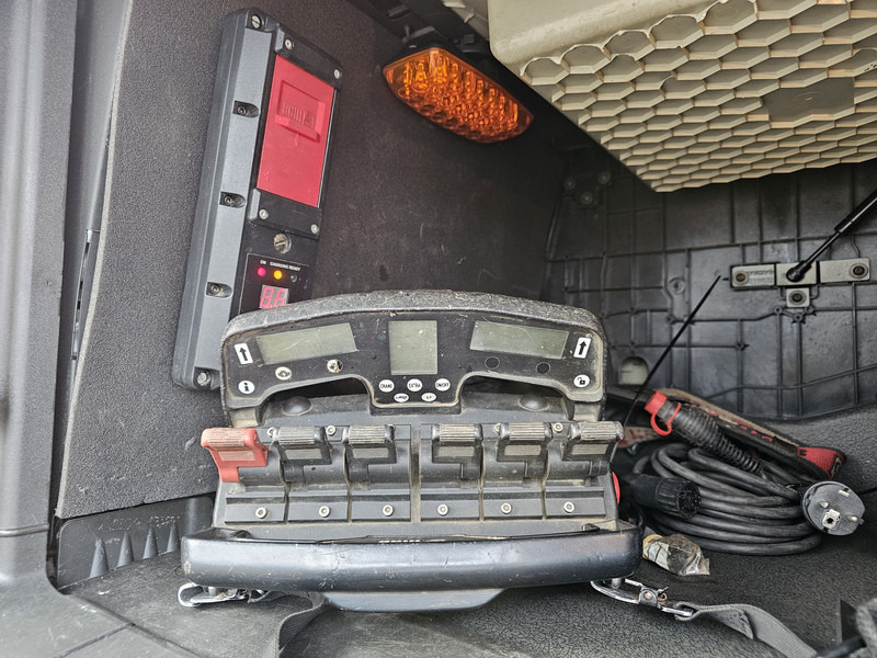 Camion plateau, Camion grue Volvo FH 540 8x4*4 / HIAB 548E-9 CRANE + WINCH / KRAN: photos 8