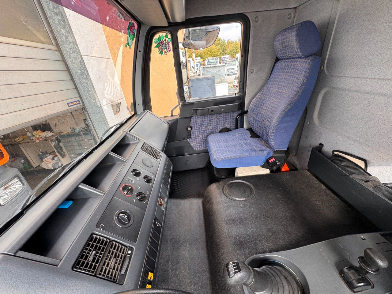 MAN 8.140 4X2 Pritsche Plane Original Km - Utilitaire plateau baché: photos 4 MAN 8.140 4X2 Pritsche Plane Original Km - Utilitaire plateau baché: photos 4