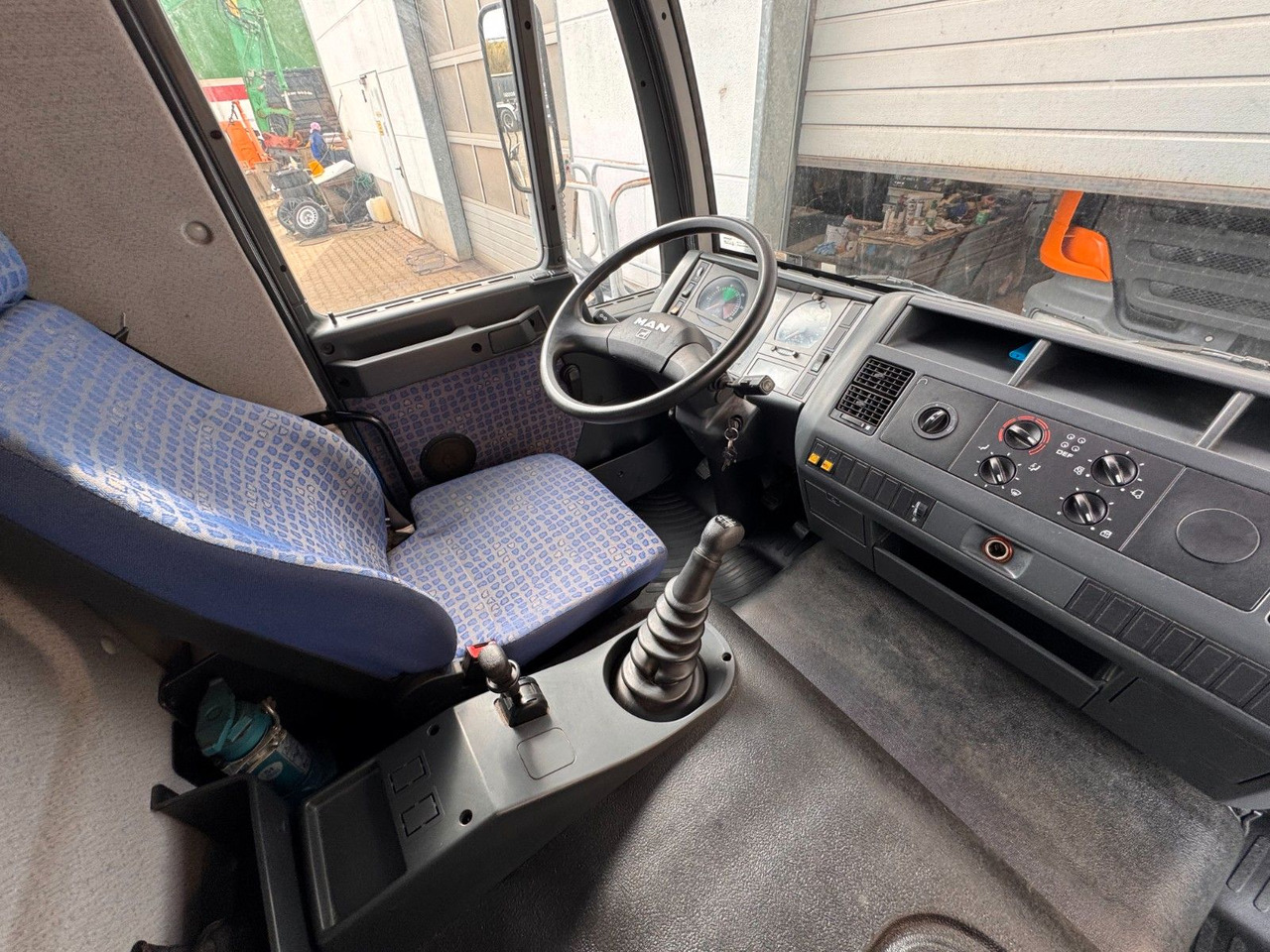 MAN 8.140 4X2 Pritsche Plane Original Km - Utilitaire plateau baché: photos 3 MAN 8.140 4X2 Pritsche Plane Original Km - Utilitaire plateau baché: photos 3