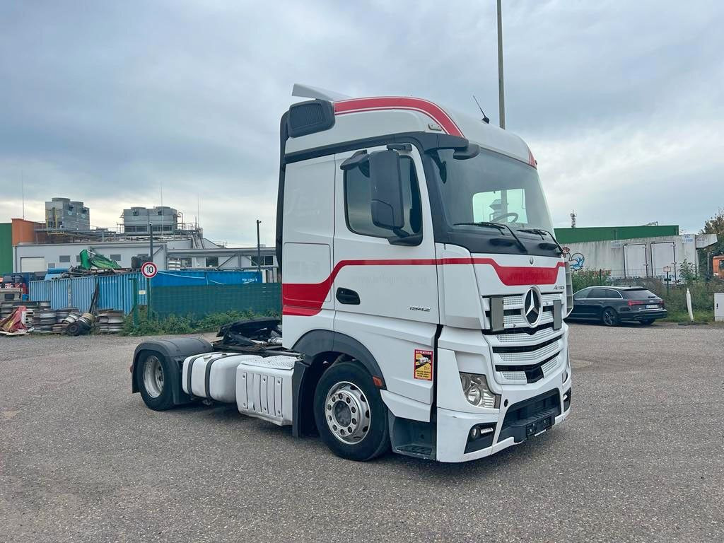 Mercedes-Benz 1842 4X2 mit Höhenverstellbarer Sattelkuppung Mercedes-Benz 1842 4X2 mit Höhenverstellbarer Sattelkuppung - Tracteur routier: photos 5 Mercedes-Benz 1842 4X2 mit Höhenverstellbarer Sattelkuppung Mercedes-Benz 1842 4X2 mit Höhenverstellbarer Sattelkuppung - Tracteur routier: photos 5