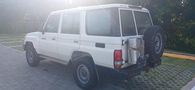 Toyota Land Cruiser 76 - Voiture: photos 2 Toyota Land Cruiser 76 - Voiture: photos 2