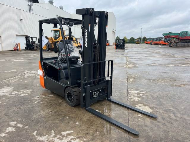 Doosan B20T-7 PLUS - Chariot élévateur électrique: photos 4 Doosan B20T-7 PLUS - Chariot élévateur électrique: photos 4