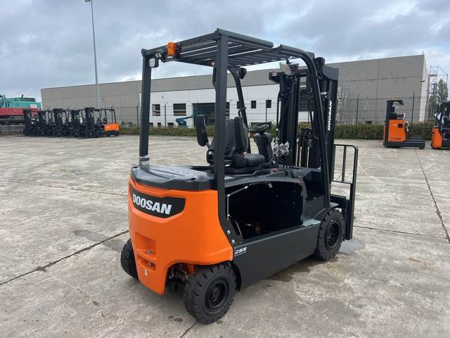 Doosan B30X-7 PLUS - Chariot élévateur électrique: photos 3 Doosan B30X-7 PLUS - Chariot élévateur électrique: photos 3