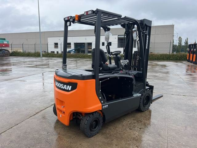 Doosan B35X-7 PLUS - Chariot élévateur électrique: photos 3 Doosan B35X-7 PLUS - Chariot élévateur électrique: photos 3