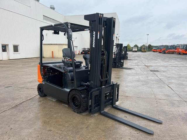 Doosan B35X-7 PLUS - Chariot élévateur électrique: photos 4 Doosan B35X-7 PLUS - Chariot élévateur électrique: photos 4