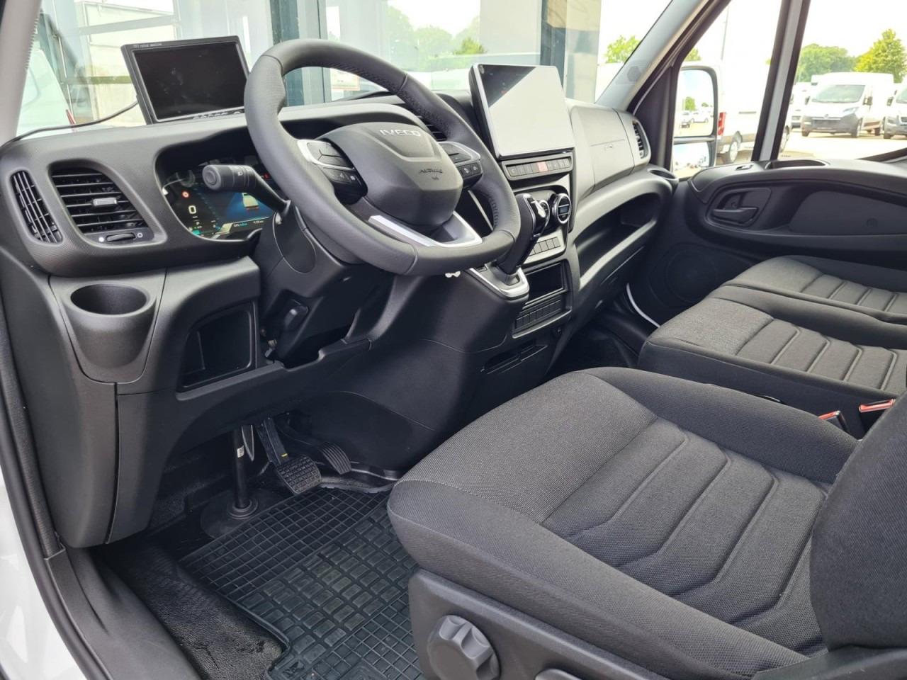 Fourgon grand volume Iveco DAILY 35S18 Koffer Automatik ALU KAMERA NAVI TEMPOMAT: photos 8 Fourgon grand volume Iveco DAILY 35S18 Koffer Automatik ALU KAMERA NAVI TEMPOMAT: photos 8