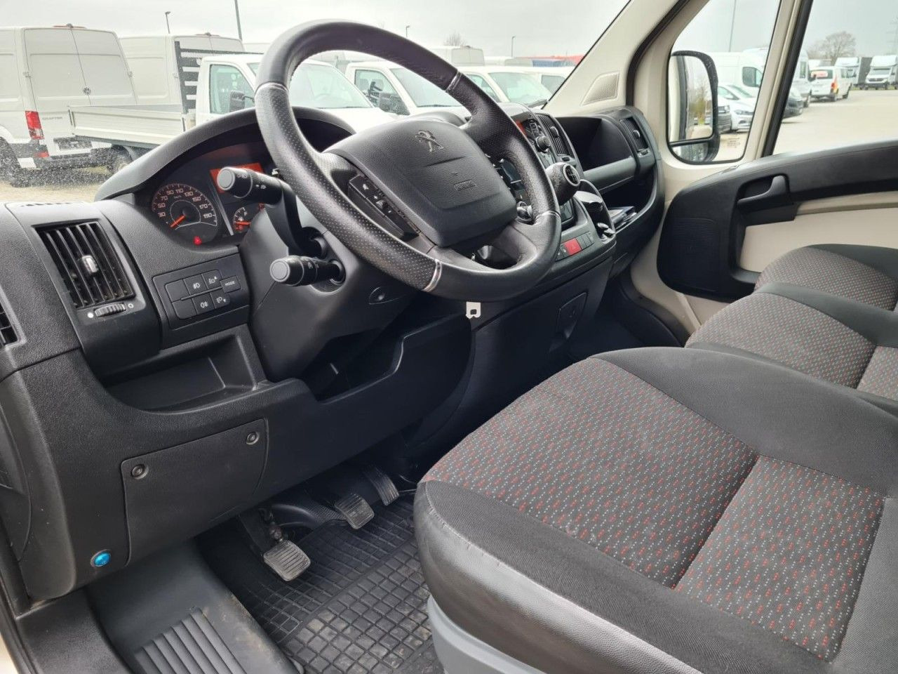 Utilitaire plateau baché Peugeot Boxer Pritsche L4 Schiebe Plane Schlafkab Luftfe: photos 8