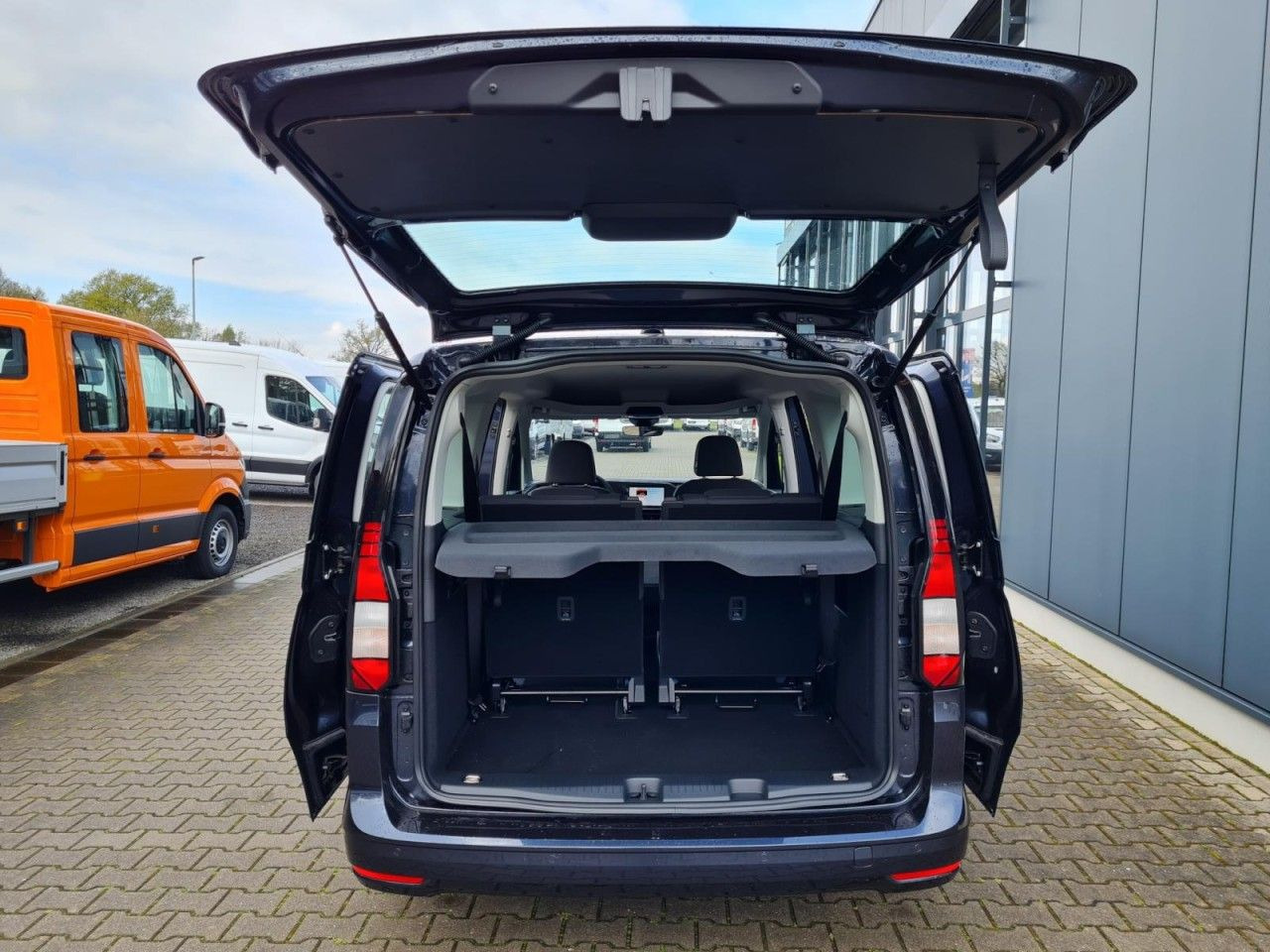 Volkswagen Caddy Maxi Kombi 7-Sitze 1.5 TSI DSG NAVI/APP TE - Voiture: photos 5 Volkswagen Caddy Maxi Kombi 7-Sitze 1.5 TSI DSG NAVI/APP TE - Voiture: photos 5